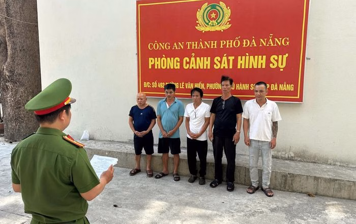 Cơ quan Công an thực hiện lệnh bắt các đối tượng trong đường dây tổ chức đánh bạc quy mô lớn