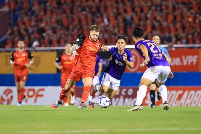 Sự lạc nhịp giữa dàn sao và hệ thống vận hành khiến Ninh Bình FC không đáp ứng được kỳ vọng. Ảnh: VPF