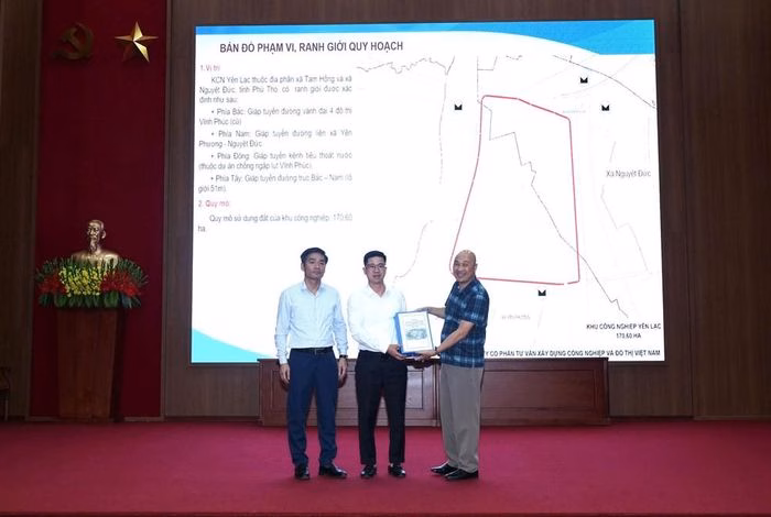 Đại diện Ban Quản lý các khu công nghiệp tỉnh Phú Thọ trao quyết định quy hoạch và các hồ sơ liên quan cho UBND xã Tam Hồng