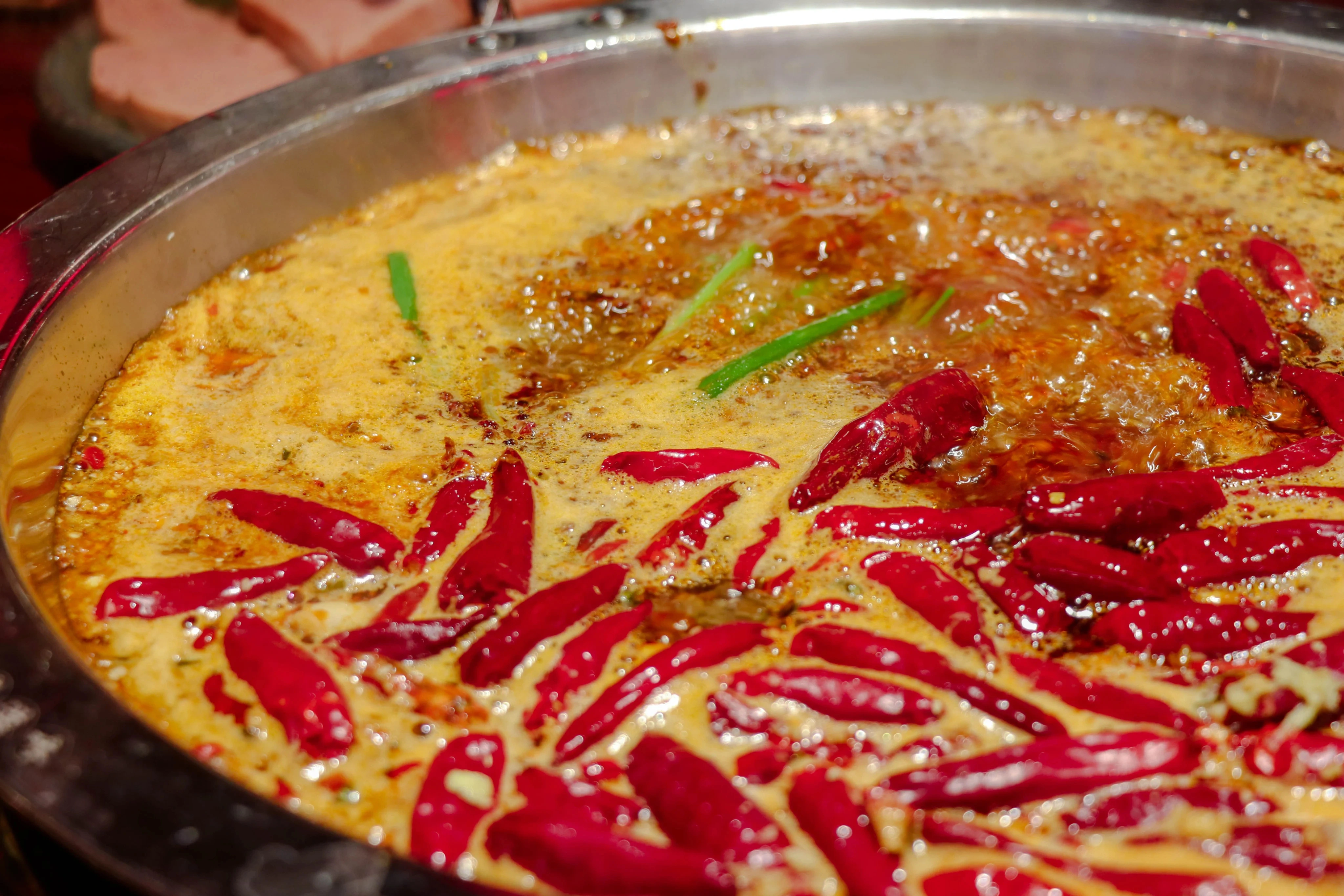 Thành Đô không chỉ là thủ phủ của vị cay mà còn là trung tâm điều phối kinh tế F&B sôi động bậc nhất Trung Quốc. (Ảnh: SCMP)