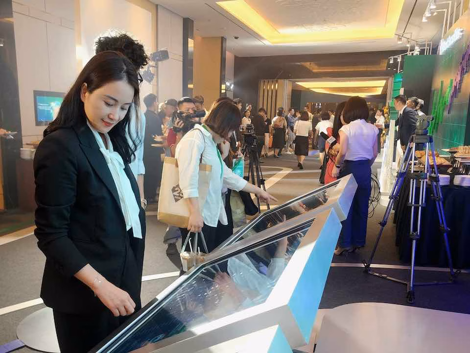 Sự phổ biến của các ứng dụng đầu tư khiến luồng thông tin khuyến nghị chứng khoán lan truyền nhanh hơn, đòi hỏi sự kiểm soát chặt chẽ về chất lượng. Ảnh minh hoạ: H.T