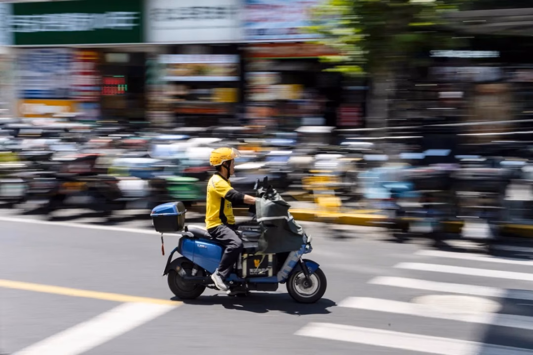 Một tài xế Meituan tại Thượng Hải, Trung Quốc. Ảnh: Bloomberg
