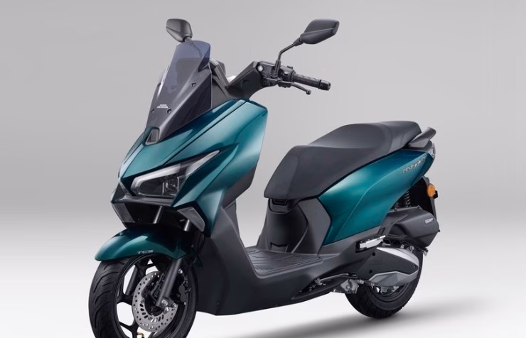 Sự kết hợp giữa động cơ 149cc và trọng lượng 141kg giúp xe vận hành linh hoạt.