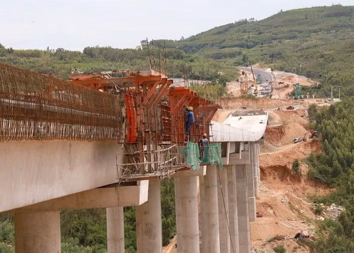 Việc tuân thủ nghiêm ngặt các biện pháp bảo hộ khi làm việc trên cao là yêu cầu bắt buộc để giảm thiểu rủi ro tai nạn lao động. Ảnh: TTXVN