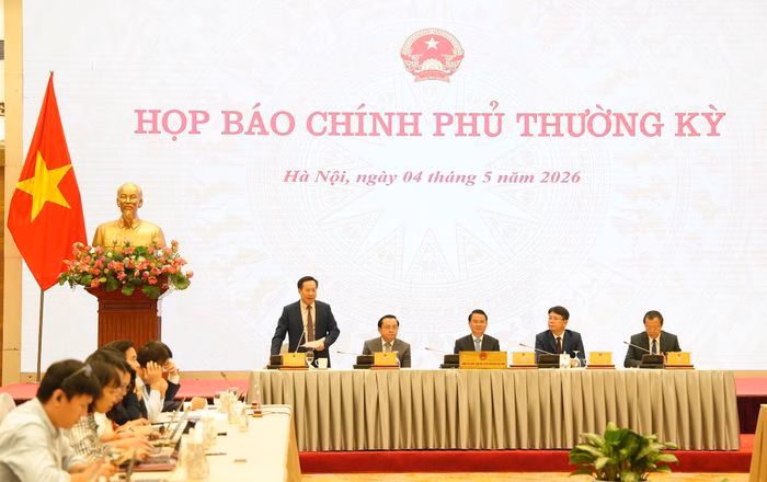 Thứ trưởng Bộ Y tế Lê Đức Luận chia sẻ thông tin về lộ trình vận hành hai bệnh viện cơ sở 2 tại họp báo chiều 4-5. Ảnh: Đình Hiệp